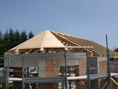 Fornitura e posa di strutture in legno Pini Matteo azienda edile specializzata in lavori edili e coperture